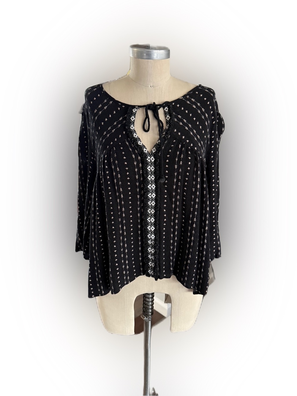Miss Me Women’s 3/4 Sleeves Black and White Top With Key Hole. Size Large